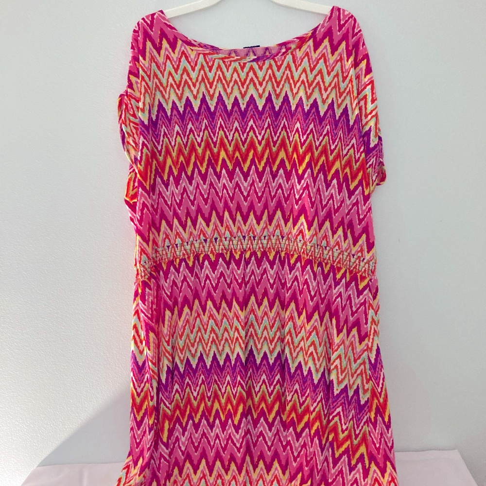 Women short sleeve summer dress.